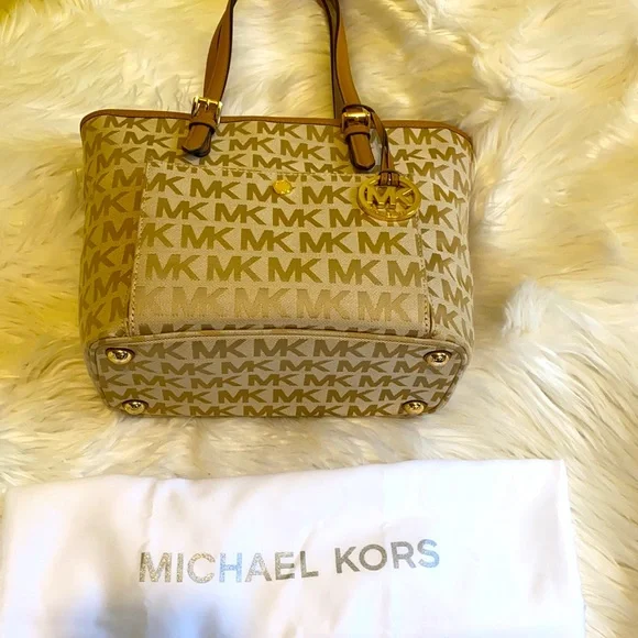 PRE LOVED Michael Kors Jet Set Snap Pocket Tote handbag.Color: Beige/Cam/DKTan. - Picture 5 of 13